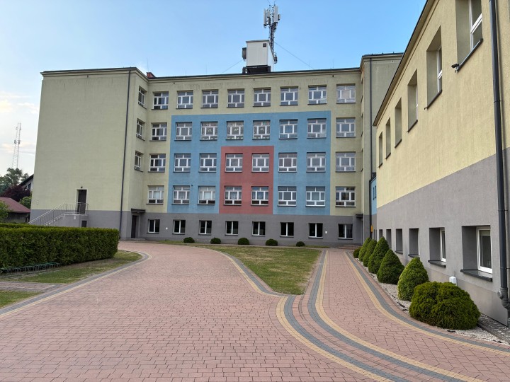 Od kilku lat w Publicznej Szkole Podstawowej nr 5 imienia Energetyków w Stalowej Woli łamany jest zakaz wjazdu na teren placówki, mimo oznakowania zakaz ruchu w obu kierunkach.