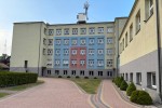 Od kilku lat w Publicznej Szkole Podstawowej nr 5 imienia Energetyków w Stalowej Woli łamany jest zakaz wjazdu na teren placówki, mimo oznakowania zakaz ruchu w obu kierunkach.
