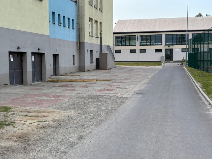 Od kilku lat w Publicznej Szkole Podstawowej nr 5 imienia Energetyków w Stalowej Woli łamany jest zakaz wjazdu na teren placówki, mimo oznakowania zakaz ruchu w obu kierunkach.