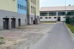Od kilku lat w Publicznej Szkole Podstawowej nr 5 imienia Energetyków w Stalowej Woli łamany jest zakaz wjazdu na teren placówki, mimo oznakowania zakaz ruchu w obu kierunkach.