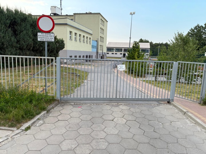 Od kilku lat w Publicznej Szkole Podstawowej nr 5 imienia Energetyków w Stalowej Woli łamany jest zakaz wjazdu na teren placówki, mimo oznakowania zakaz ruchu w obu kierunkach.