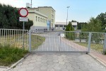 Od kilku lat w Publicznej Szkole Podstawowej nr 5 imienia Energetyków w Stalowej Woli łamany jest zakaz wjazdu na teren placówki, mimo oznakowania zakaz ruchu w obu kierunkach.