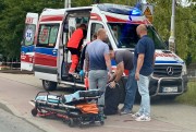 Starszy mężczyzna upadł przed komendą. Pomocy udzielili policjanci.