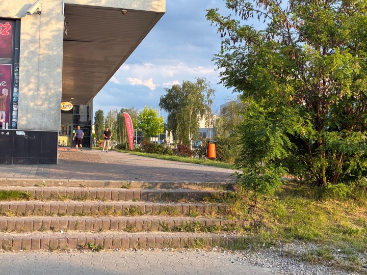 Niepełnosprawni czują się wykluczeni, jeżeli chodzi o przestrzeń przy Centrum 4 w Stalowej Woli.