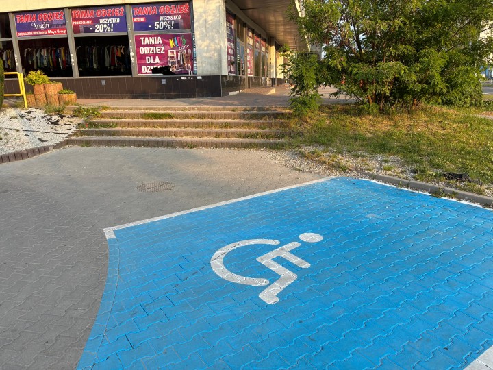 Niepełnosprawni czują się wykluczeni, jeżeli chodzi o przestrzeń przy Centrum 4 w Stalowej Woli.