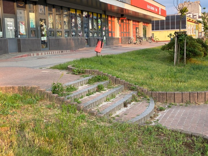 Niepełnosprawni czują się wykluczeni, jeżeli chodzi o przestrzeń przy Centrum 4 w Stalowej Woli.