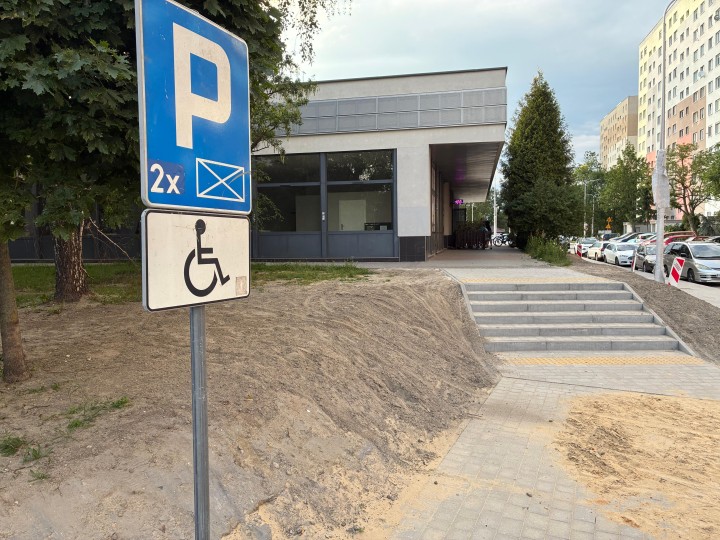 Niepełnosprawni czują się wykluczeni, jeżeli chodzi o przestrzeń przy Centrum 4 w Stalowej Woli.