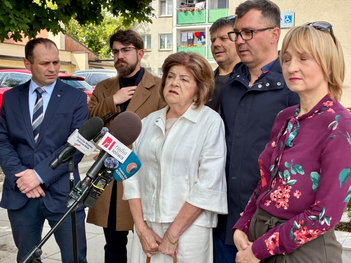 Konferencja prasowa radnych opozycji w Stalowej Woli w sprawie trybu zwołania sesji nadzwyczajnej na temat kondycji finansowej spółek.