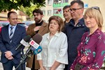 Konferencja prasowa radnych opozycji w Stalowej Woli w sprawie trybu zwołania sesji nadzwyczajnej na temat kondycji finansowej spółek.