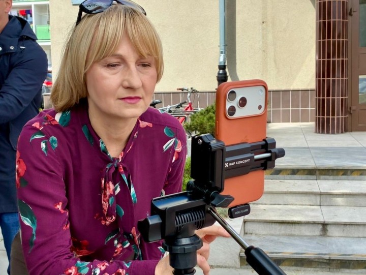 Konferencja prasowa radnych opozycji w Stalowej Woli w sprawie trybu zwołania sesji nadzwyczajnej na temat kondycji finansowej spółek.