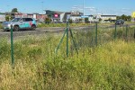 Wzdłuż obwodnicy postawiono 500-metrowy płot zamiast wybudować kładkę dla pieszych i rowerzystów.