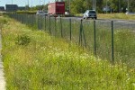 Wzdłuż obwodnicy postawiono 500-metrowy płot zamiast wybudować kładkę dla pieszych i rowerzystów.