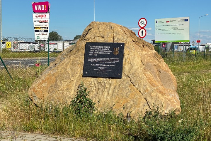 Przy obwodnicy postawiono głaz upamiętniający bohaterskich żołnierzy Armii Krajowej.