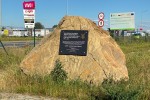 Przy obwodnicy postawiono głaz upamiętniający bohaterskich żołnierzy Armii Krajowej.