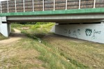 Nie wybudowano pod obwodnicą przejścia łączącego błonia nad Sanem z Parkiem Zimnej Wody. Piesi i rowerzyści pokonują ten odcinek przejściem dla zwierząt, przy którym biegnie huciana kanalizacja sanitarna.