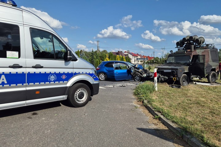 W zdarzeniu drogowym wzięły udział trzy pojazdy, w tym lekki samochód terenowy Tarpan Honker.