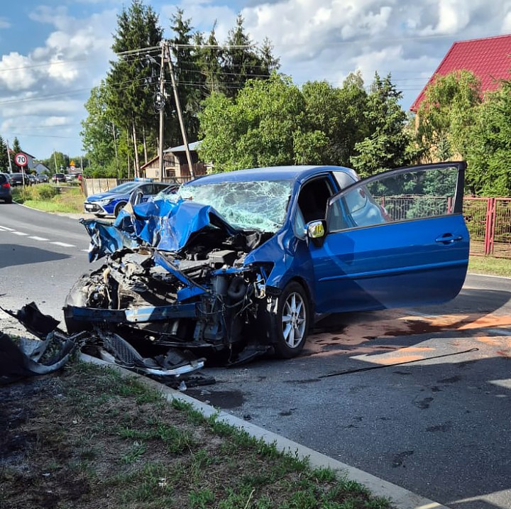 W zdarzeniu drogowym wzięły udział trzy pojazdy, w tym lekki samochód terenowy Tarpan Honker.