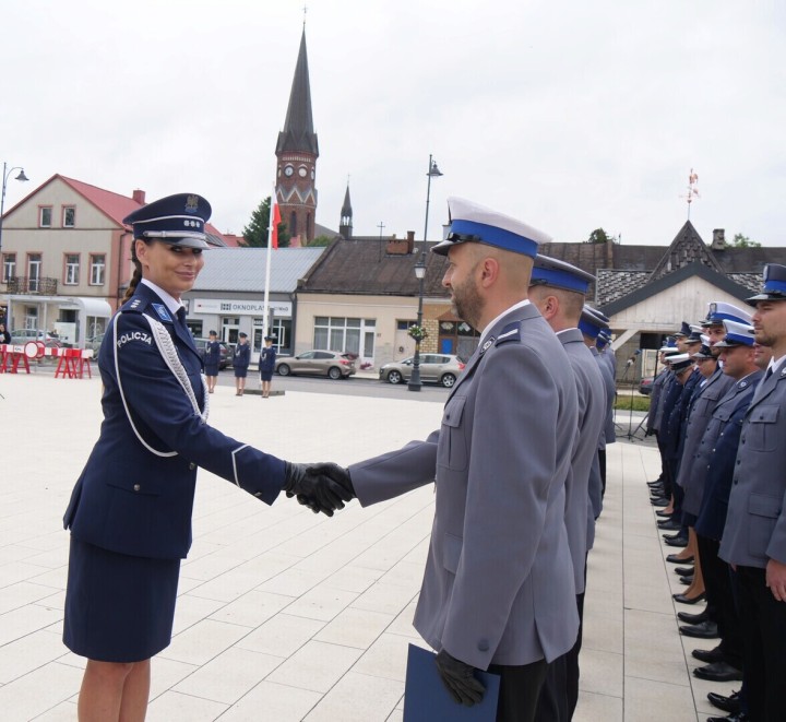 Święto Policji na rozwadowskim Rynku. Funkcjonariusze odebrali awanse i odznaczenia.