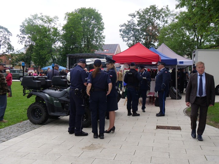 Święto Policji na rozwadowskim Rynku. Funkcjonariusze odebrali awanse i odznaczenia.