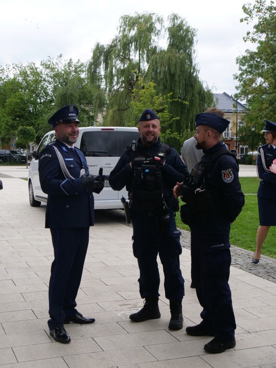 Święto Policji na rozwadowskim Rynku. Funkcjonariusze odebrali awanse i odznaczenia.