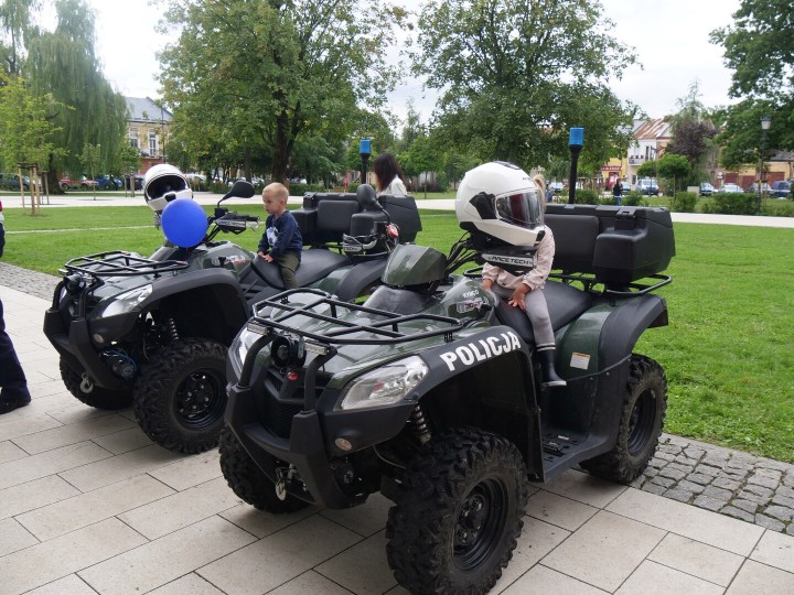 Święto Policji na rozwadowskim Rynku. Funkcjonariusze odebrali awanse i odznaczenia.