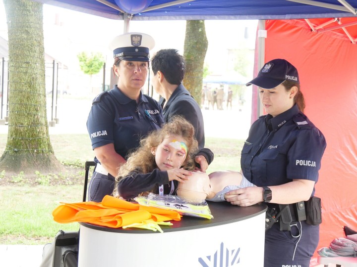 Święto Policji na rozwadowskim Rynku. Funkcjonariusze odebrali awanse i odznaczenia.