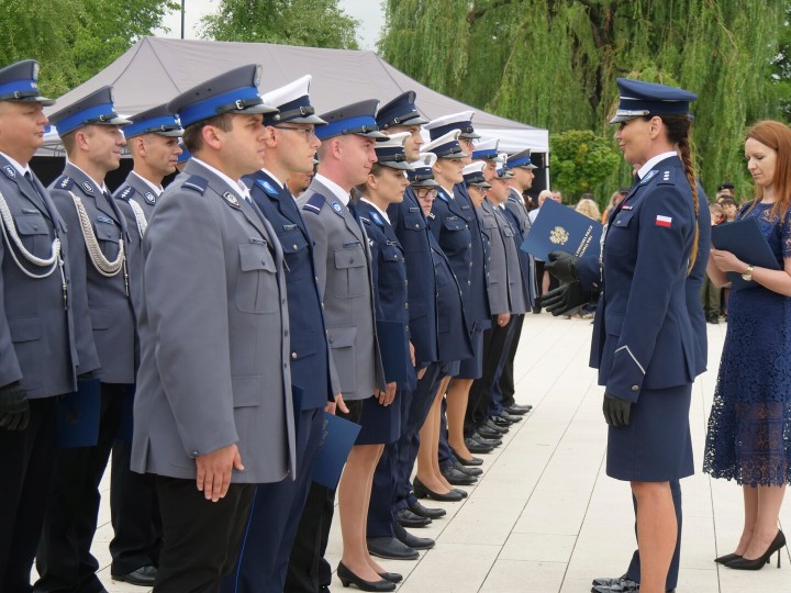Święto Policji na rozwadowskim Rynku. Funkcjonariusze odebrali awanse i odznaczenia.