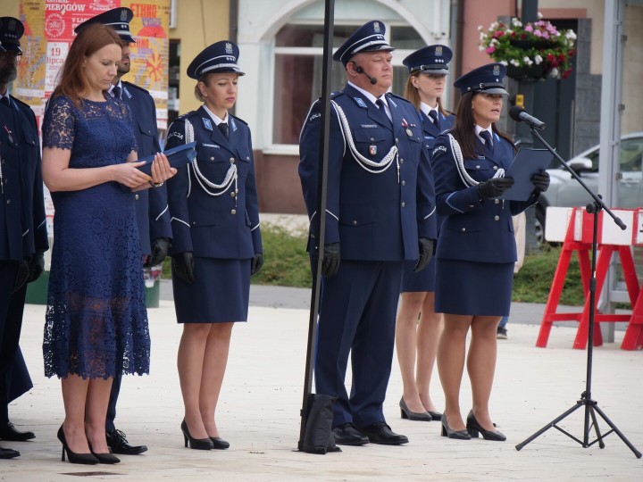 Święto Policji na rozwadowskim Rynku. Funkcjonariusze odebrali awanse i odznaczenia.