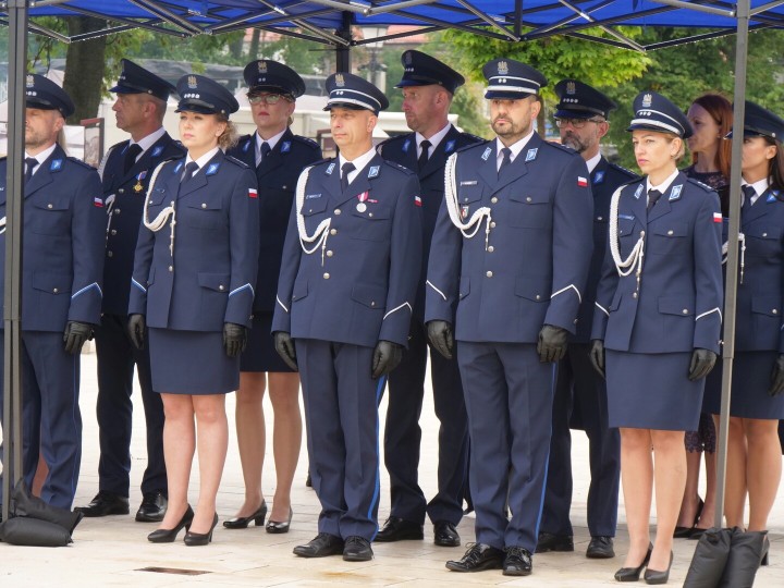 Święto Policji na rozwadowskim Rynku. Funkcjonariusze odebrali awanse i odznaczenia.