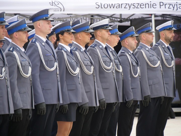Święto Policji na rozwadowskim Rynku. Funkcjonariusze odebrali awanse i odznaczenia.