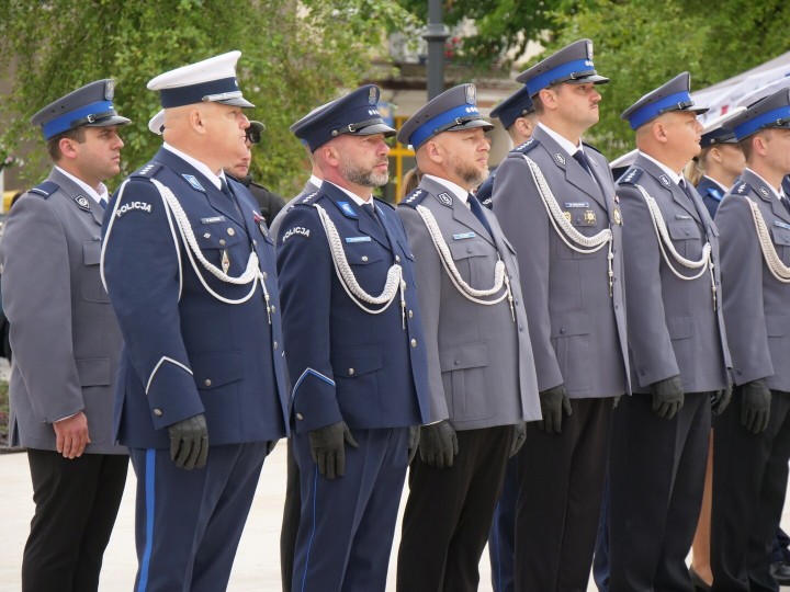 Święto Policji na rozwadowskim Rynku. Funkcjonariusze odebrali awanse i odznaczenia.