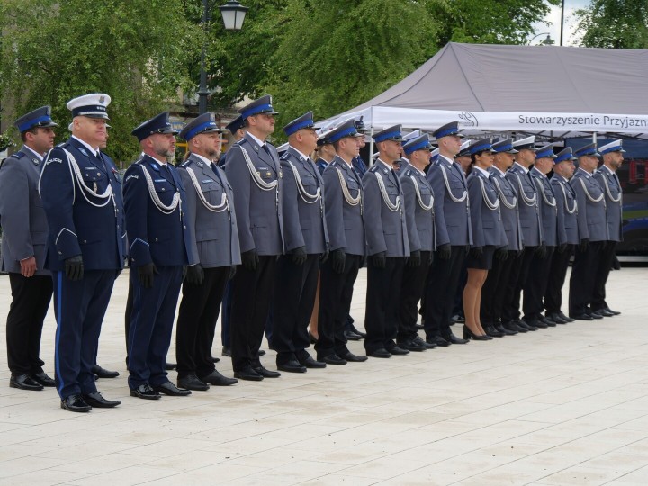 Święto Policji na rozwadowskim Rynku. Funkcjonariusze odebrali awanse i odznaczenia.