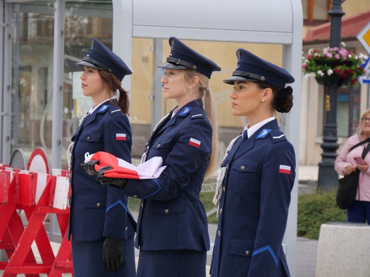 Święto Policji na rozwadowskim Rynku. Funkcjonariusze odebrali awanse i odznaczenia.