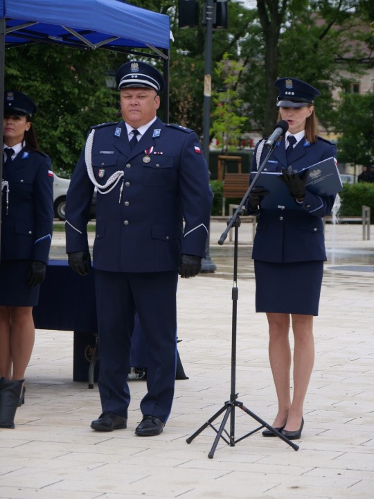 Święto Policji na rozwadowskim Rynku. Funkcjonariusze odebrali awanse i odznaczenia.