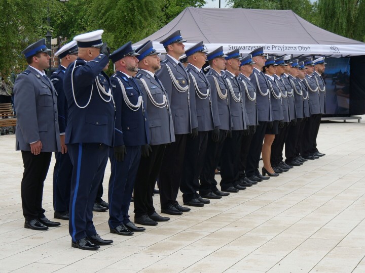 Święto Policji na rozwadowskim Rynku. Funkcjonariusze odebrali awanse i odznaczenia.
