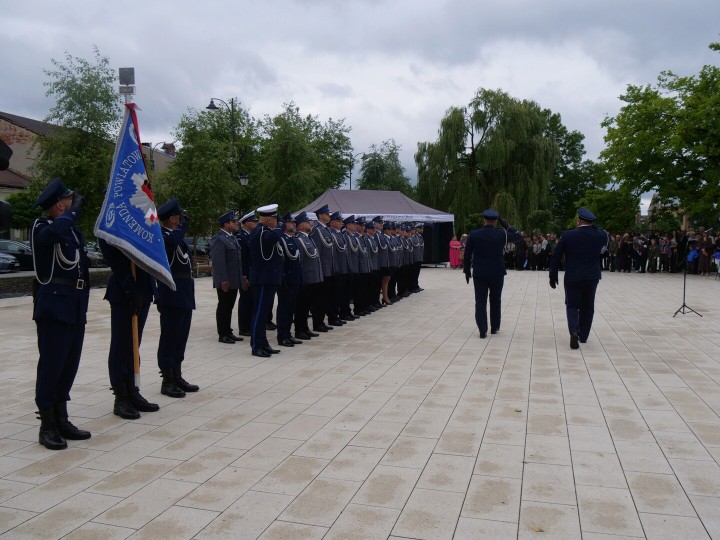 Święto Policji na rozwadowskim Rynku. Funkcjonariusze odebrali awanse i odznaczenia.