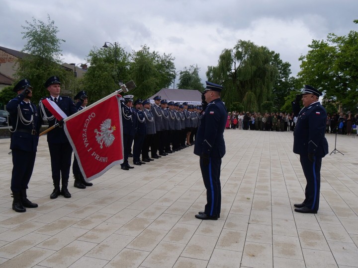 Święto Policji na rozwadowskim Rynku. Funkcjonariusze odebrali awanse i odznaczenia.