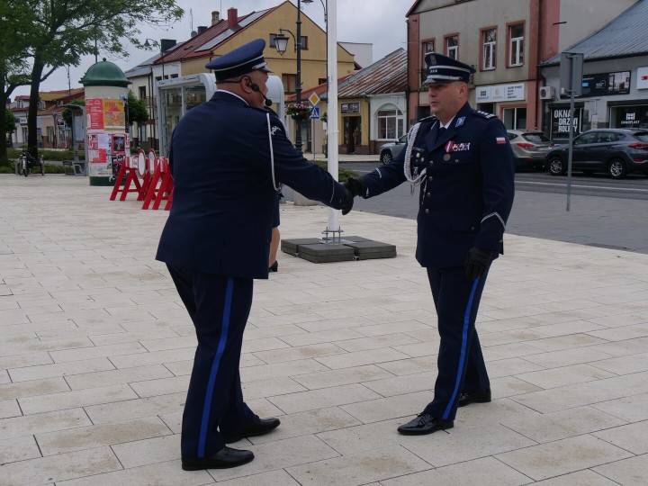 Święto Policji na rozwadowskim Rynku. Funkcjonariusze odebrali awanse i odznaczenia.