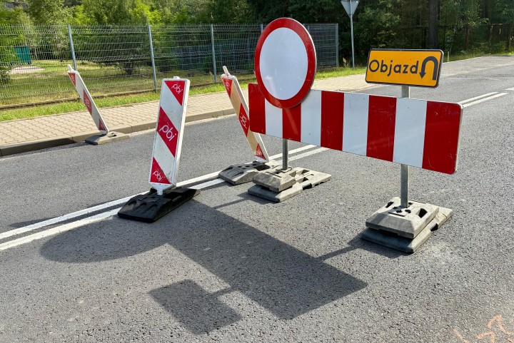 Rozpoczyna się przebudowa ulicy Przyszowskiej w Stalowej Woli. Na odcinku 2,2 km powstaną dwa ronda i dojazdy do przyszłych dróg gminnych. Otrzymały one status rygoru natychmiastowej wykonalności.