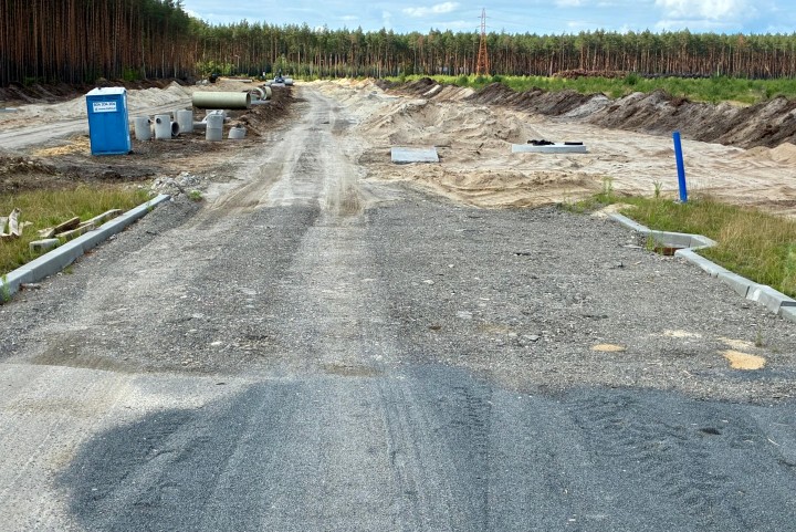 Rozpoczyna się przebudowa ulicy Przyszowskiej w Stalowej Woli. Na odcinku 2,2 km powstaną dwa ronda i dojazdy do przyszłych dróg gminnych. Otrzymały one status rygoru natychmiastowej wykonalności.