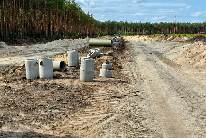 Rozpoczyna się przebudowa ulicy Przyszowskiej w Stalowej Woli. Na odcinku 2,2 km powstaną dwa ronda i dojazdy do przyszłych dróg gminnych. Otrzymały one status rygoru natychmiastowej wykonalności.