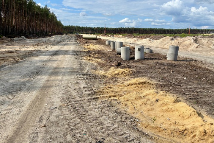 Rozpoczyna się przebudowa ulicy Przyszowskiej w Stalowej Woli. Na odcinku 2,2 km powstaną dwa ronda i dojazdy do przyszłych dróg gminnych. Otrzymały one status rygoru natychmiastowej wykonalności.