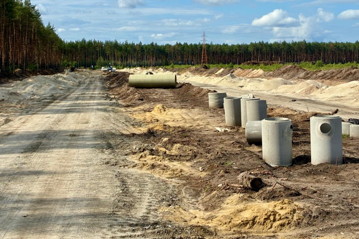 Rozpoczyna się przebudowa ulicy Przyszowskiej w Stalowej Woli. Na odcinku 2,2 km powstaną dwa ronda i dojazdy do przyszłych dróg gminnych. Otrzymały one status rygoru natychmiastowej wykonalności.