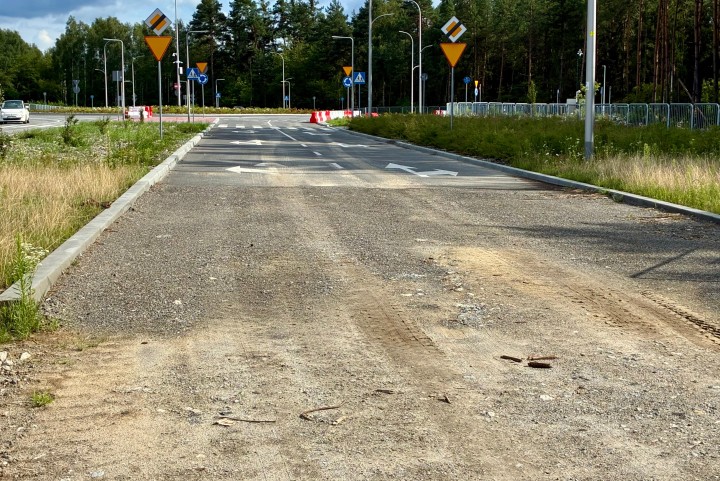 Rozpoczyna się przebudowa ulicy Przyszowskiej w Stalowej Woli. Na odcinku 2,2 km powstaną dwa ronda i dojazdy do przyszłych dróg gminnych. Otrzymały one status rygoru natychmiastowej wykonalności.
