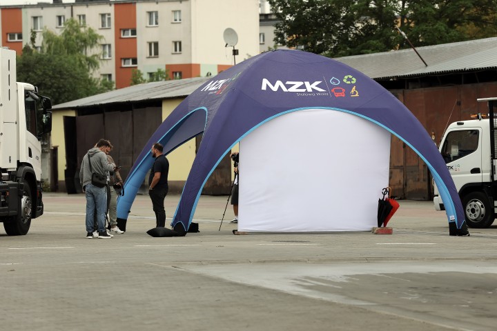 Nowy sprzęt na potrzeby MZK zaprezentowali od lewej: Lucjusz Nadbereżny (prezydent Stalowej Woli) i Radosław Sagatowski (prezes zarządu).