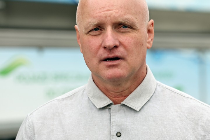 Nowy sprzęt na potrzeby MZK zaprezentowali od lewej: Lucjusz Nadbereżny (prezydent Stalowej Woli) i Radosław Sagatowski (prezes zarządu).