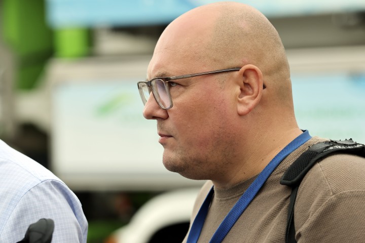 Nowy sprzęt na potrzeby MZK zaprezentowali od lewej: Lucjusz Nadbereżny (prezydent Stalowej Woli) i Radosław Sagatowski (prezes zarządu).