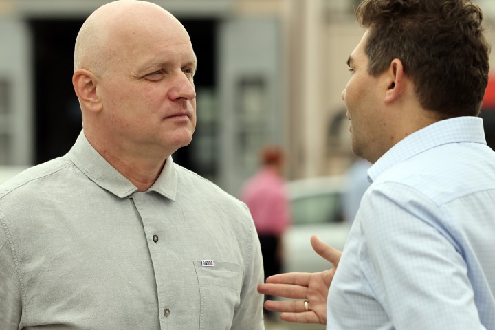 Nowy sprzęt na potrzeby MZK zaprezentowali od lewej: Lucjusz Nadbereżny (prezydent Stalowej Woli) i Radosław Sagatowski (prezes zarządu).
