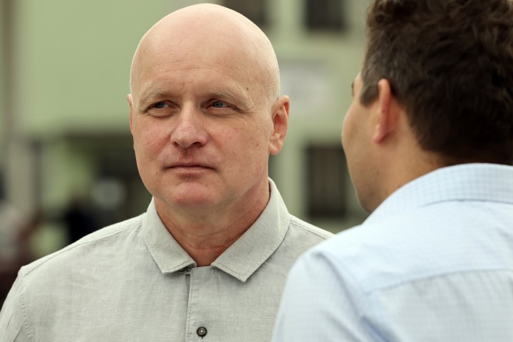 Nowy sprzęt na potrzeby MZK zaprezentowali od lewej: Lucjusz Nadbereżny (prezydent Stalowej Woli) i Radosław Sagatowski (prezes zarządu).