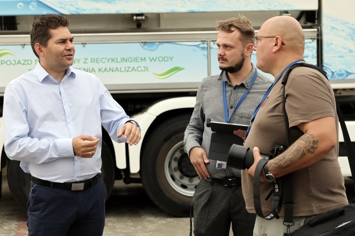 Nowy sprzęt na potrzeby MZK zaprezentowali od lewej: Lucjusz Nadbereżny (prezydent Stalowej Woli) i Radosław Sagatowski (prezes zarządu).